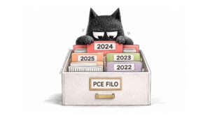 Personaje de SeleFilo (búho-gato negro) consultando Exámenes PCE de Filosofía de la Selectividad para Extranjeros.